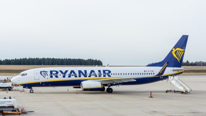 Ryanair Boeing 737-800 Ryanair-ის ბოინგ 737-800 აეროპორტის ბაქანზე